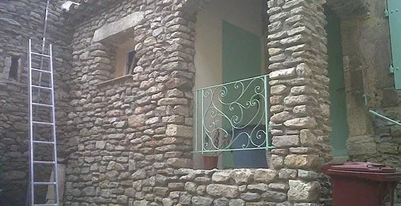 hall_entree_maison_mur_pierre